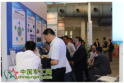 觀眾在參觀神州普惠的仿真一體化支撐平臺