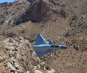 空軍殲-10戰斗機開展超低空飛行訓練