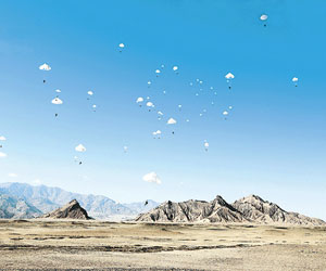 空降兵某旅緊貼實戰組織跨區實兵實裝空降演練