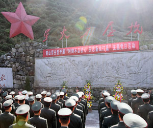 黃山軍分區(qū)組織黨員走進(jìn)石屋坑開展主題黨日活動