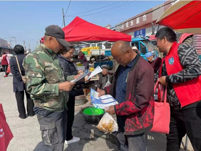 國防教育進(jìn)大集——阜山鎮(zhèn)開展國防教育宣傳活動(dòng)